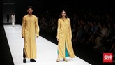 Auguste Soesastro menghadirkan koleksi yang terlihat santai namun elegan sesuai dengan ciri khasnya. Terinspirasi dari kebudayaan Jawa. (CNN Indonesia/Andry Novelino)