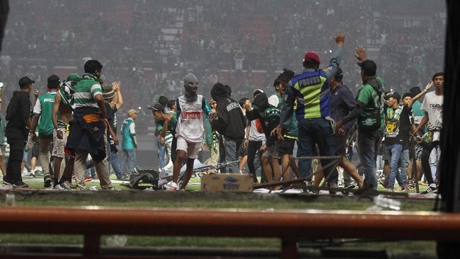 Stadion Gelora Bung Tomo (GBT) yang notabene salah satu calon venue Piala Dunia U-20 2021 mengalami kerusakan cukup parah di sejumlah bagian usai Bonek rusuh.