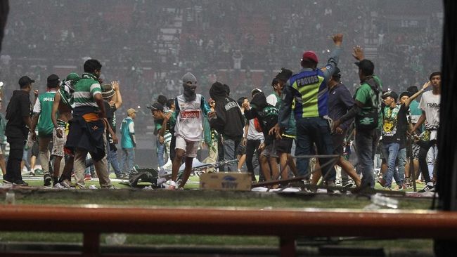 Rusuh Bonek Dikhawatirkan Halangi GBT Jadi Venue Piala Dunia PSSI Jawa Timur kecewa dengan aksi oknum suporter Persebaya Surabaya Bonek yang melakukan perusakan fasilitas Stadion Gelora Bung Tomo (GBT).