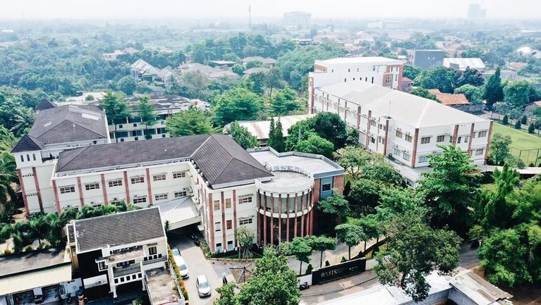 Tujuh sekolah berikut ini menjadi favorit para selebriti Tanah Air. Tak main-main, 7 sekolah berikut memiliki biaya masuk sekolah yang sangat fantastis.