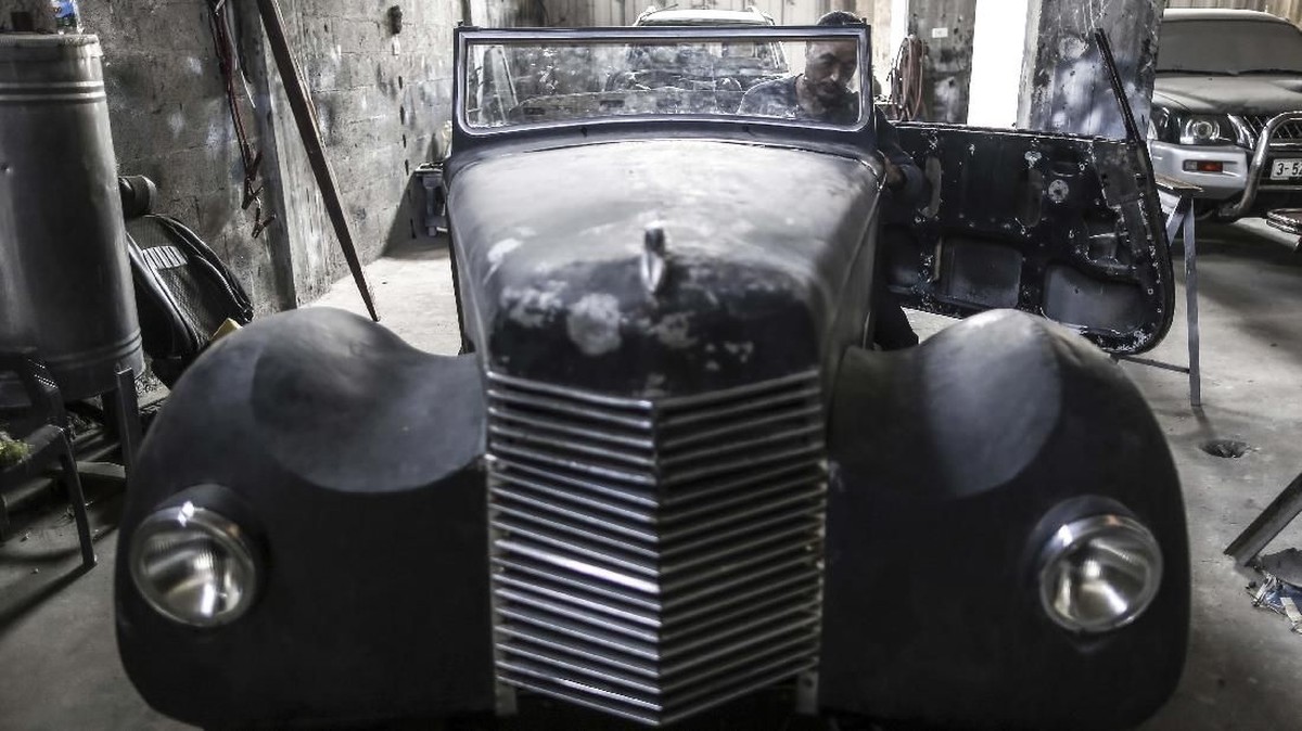 FOTO: Secarik Cerita Restorasi Mobil Klasik di Gaza