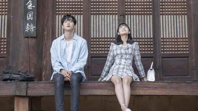 Drama Korea ini diadaptasi dari webtoon populer July Found by Chance pada 2018. Berikut sinopsis Extraordinary You yang dibintangi Kim Hye Yoon dan Rowoon.