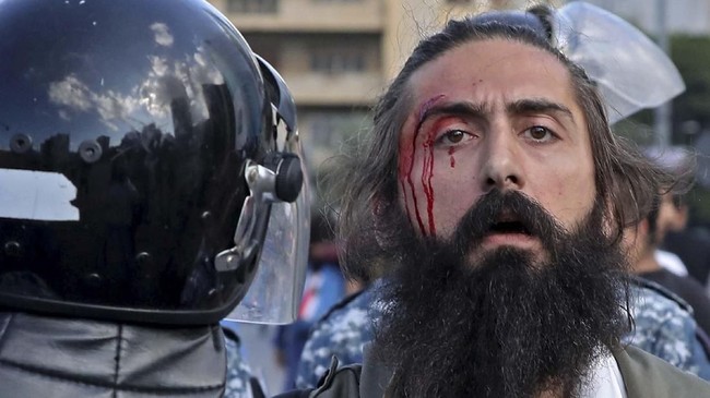 FOTO: Demonstran Libanon Adu Jotos dengan Pendukung Hizbullah