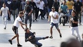 FOTO: Demonstran Libanon Adu Jotos dengan Pendukung Hizbullah Demonstran Libanon merayakan pengunduran diri PM Saad Hariri di jalanan. Namun, mereka diadang oleh pendukung Hizbullah.