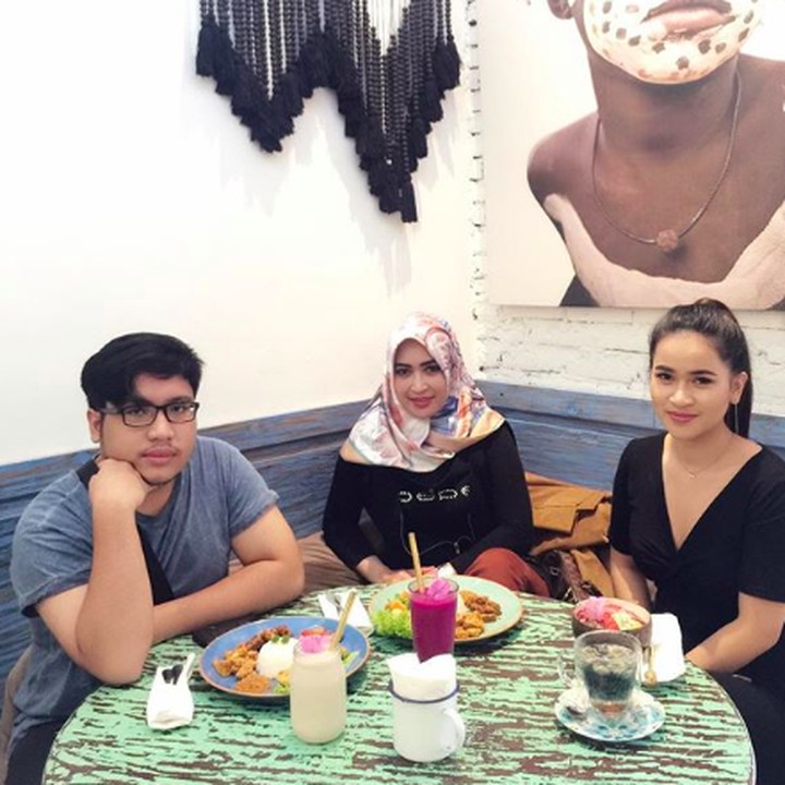 <p>Liburan selalu dimanfaatkan Melly untuk membahagiakan anak-anak. Ibu dua anak ini mengimbangi jiwa muda PA dan adiknya untuk nongkrong di kafe. (Foto: Instagram @melly_yunida)</p>