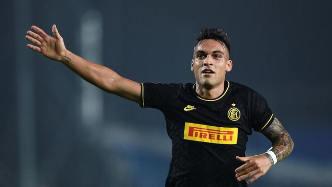 Inter Milan's Argentinian forward Lautaro Martinez celebrates scoring his team's first goal during the Italian Serie A football match Brescia vs Inter Milan on October 29, 2019 at the Mario-Rigamonti stadium in Brescia. (Photo by Miguel MEDINA / AFP)