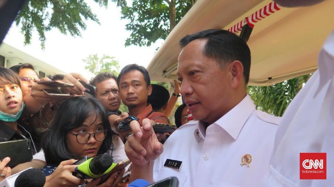 Menteri Dalam Negeri Tito Karnavian mengatakan kepala dan perangkat desa tidak akan menerima Tunjangan Hari Raya (THR) dan Gaji ke-13.