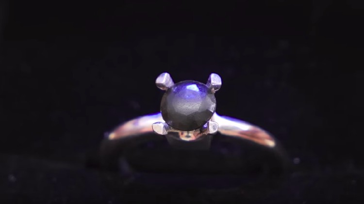 Aneh Tapi Nyata! Pria Ini Bikin Cincin Tunangan dari Kuku Sendiri Unik tapi terdengar geli, pria asal Jepang ini buat cincin tunangan dari kuku.