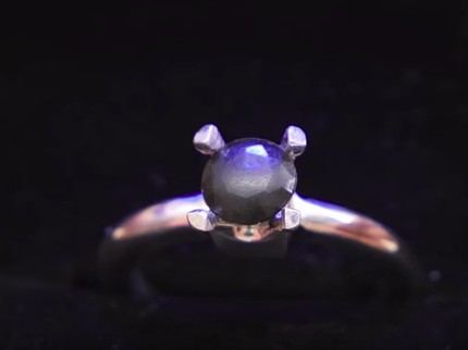 Aneh Tapi Nyata! Pria Ini Bikin Cincin Tunangan dari Kuku Sendiri