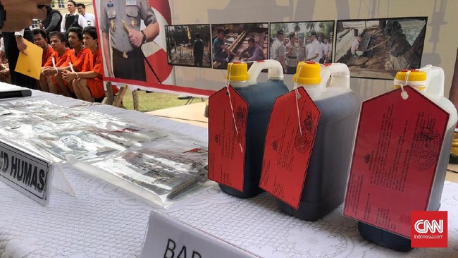Kapolda Kaltara mencopot Kombes Teguh Triwantoro dari jabatannya sebagai Kabid Propam karena tak usut kasus hilangnya barbuk BBM ilegal.