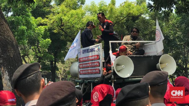 Konfederasi Serikat Pekerja Indonesia (KSPI) berunjuk rasa di depan Balai Kota DKI Jakarta menyuarakan upah layak bagi buruh.