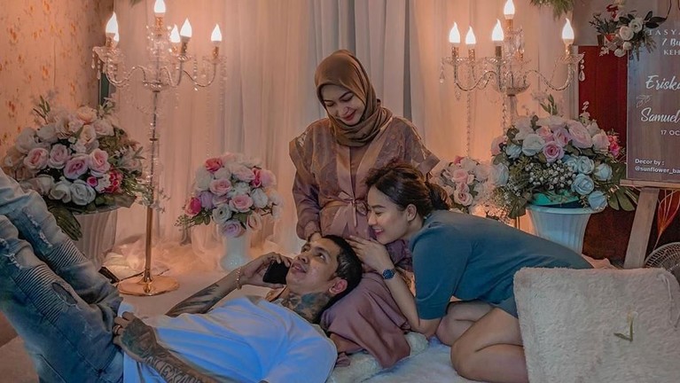 Mengaku Hamil di Luar Nikah, Ini 5 Momen Tasyakuran Istri Young Lex Istri Young Lex, Eriska Nakesya mengunggah foto tasyakuran 7 bulan kehamilan di akun Instagram pribadinya.