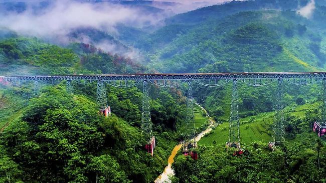 Selain Jembatan Youtefa yang baru diresmikan Jokowi di Papua, berikut sejumlah jembatan mengagumkan sekaligus bersejarah di Indonesia.