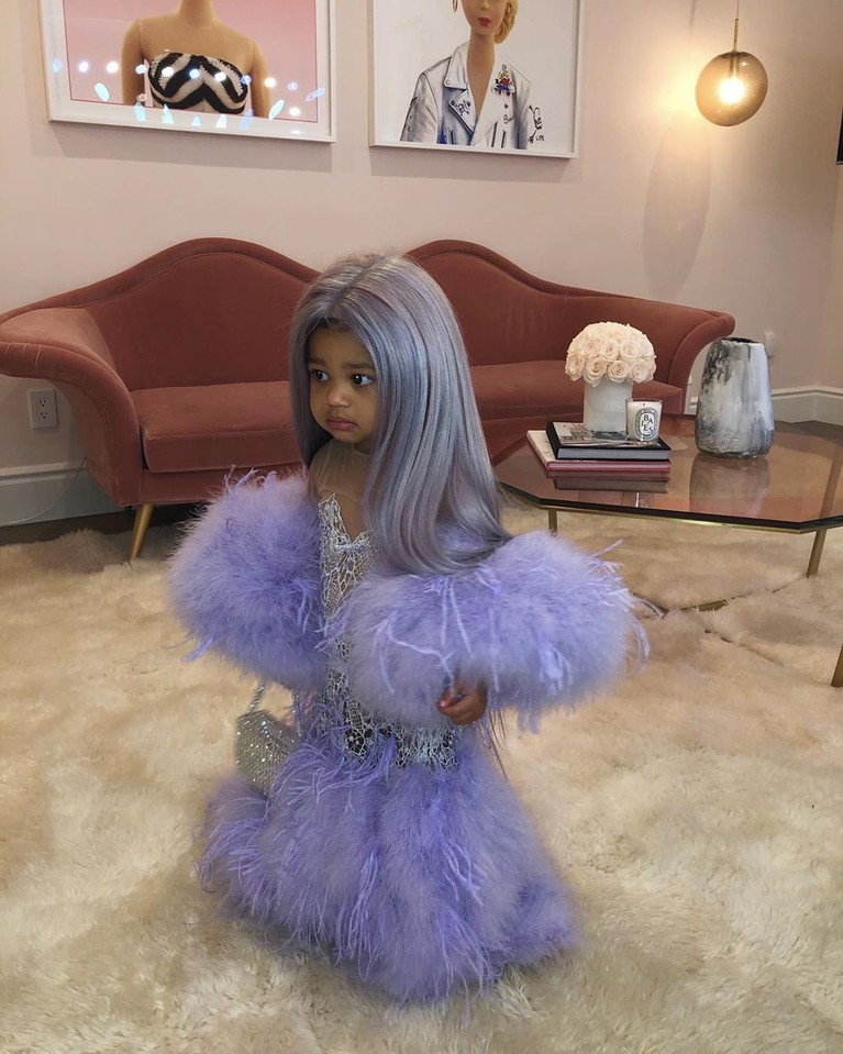 Halloween adalah hari yang dinikmati banyak orang. Bahkan, selebriti dunia membuat putra dan putrinya terlihat lebih menarik dengan mengenakan kostum lucu.