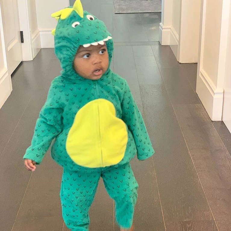 Halloween adalah hari yang dinikmati banyak orang. Bahkan, selebriti dunia membuat putra dan putrinya terlihat lebih menarik dengan mengenakan kostum lucu.