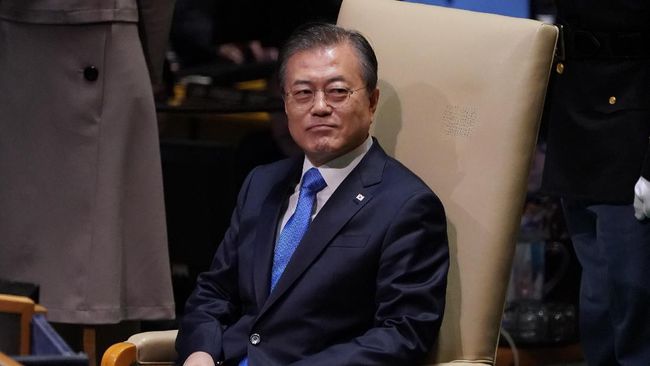 Baik seorang idol, Presiden Moon Jae-in memiliki lightstick bertema bulan yang dibuat oleh penggemar.