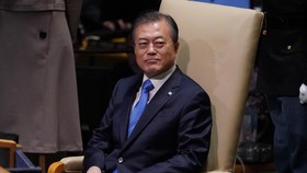 Bagai Idol Korea, Presiden Moon Jae-in Punya 'Lightstick'