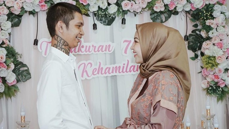 Istri Young Lex, Eriska Nakesya mengunggah foto tasyakuran 7 bulan kehamilan di akun Instagram pribadinya.