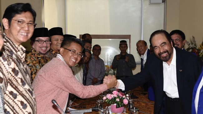 Surya Paloh menyambangi Kantor DPP PKS didampingi elite NasDem. Kedatangannya disambut Presiden dan Ketua Majelis Tinggi PKS, Sohibul Iman dan Salim Aljufri.