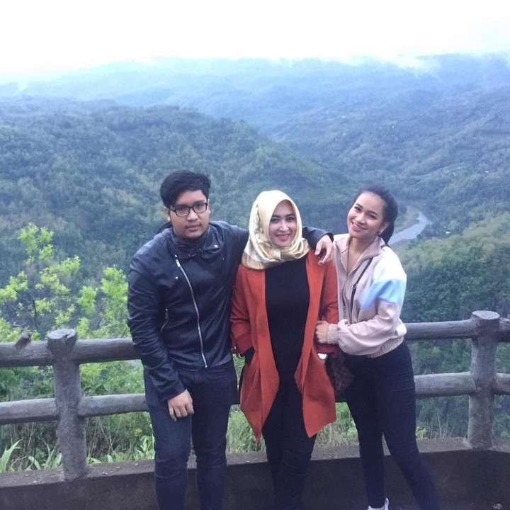 <p>Melly mengajak PA dan adiknya untuk jalan-jalan ke Mangunan, Yogyakarta. Melly mengatakan kalau jalan-jalan ke alam bisa membuat otaknya fresh. (Foto: Instagram @melly_yunida)</p>