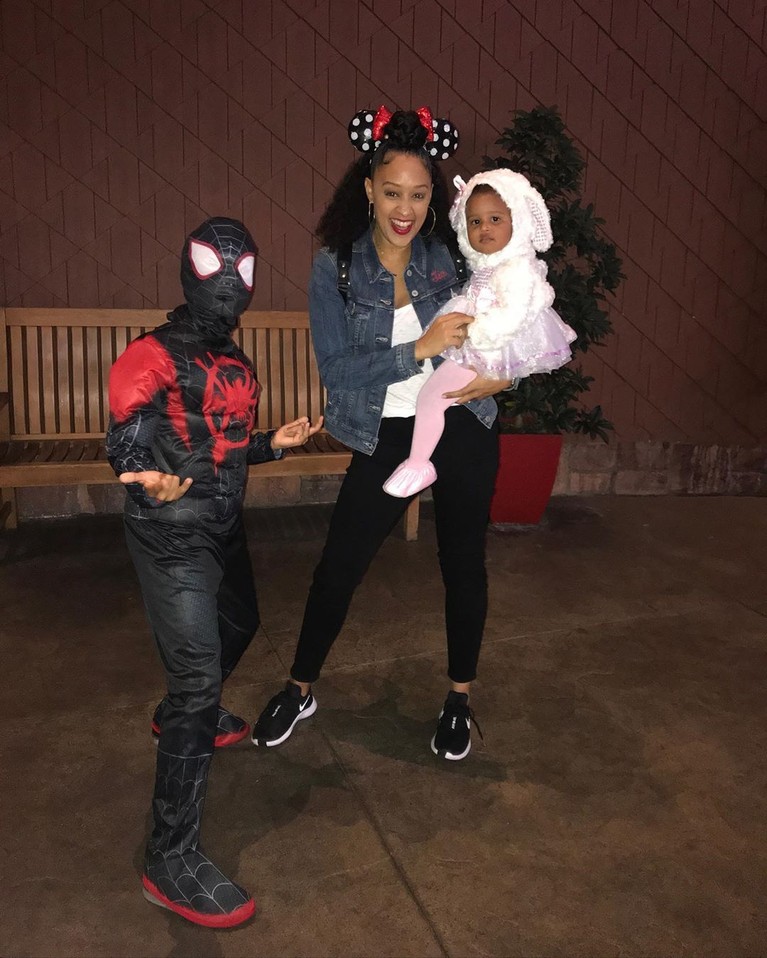 Halloween adalah hari yang dinikmati banyak orang. Bahkan, selebriti dunia membuat putra dan putrinya terlihat lebih menarik dengan mengenakan kostum lucu.