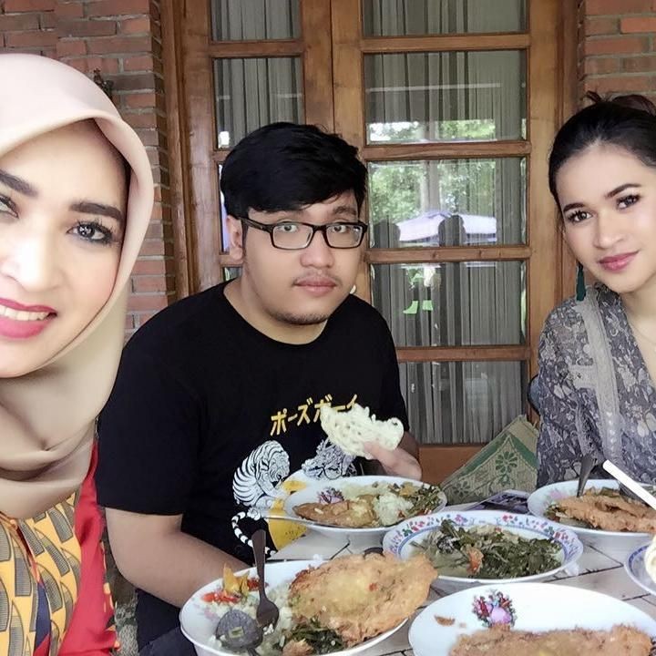 <p>Saat PA pulang ke kampung halamannya, Melly dan adik PA mengajaknya untuk kulineran bareng. (Foto: Instagram @melly_yunida)</p>