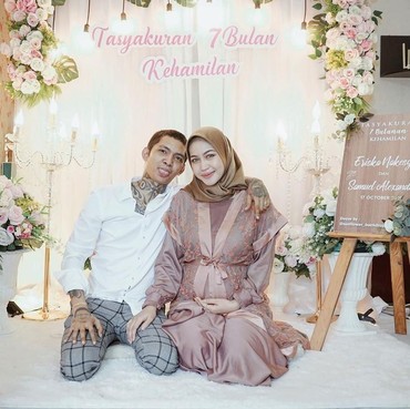Mengaku Hamil di Luar Nikah, Ini 5 Momen Tasyakuran Istri Young Lex