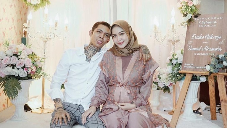 Istri Young Lex, Eriska Nakesya mengunggah foto tasyakuran 7 bulan kehamilan di akun Instagram pribadinya.