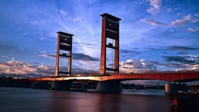 Polisi Bubarkan Ratusan Warga Seberangi Jembatan Ampera