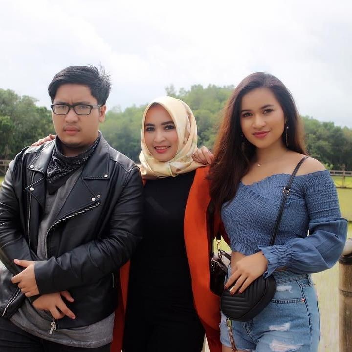 <p>Di lain kesempatan, ibu dan anak ini jalan-jalan ke daerah pesawahan untuk menikmati alam yang masih segar. (Foto: Instagram @melly_yunida)</p>