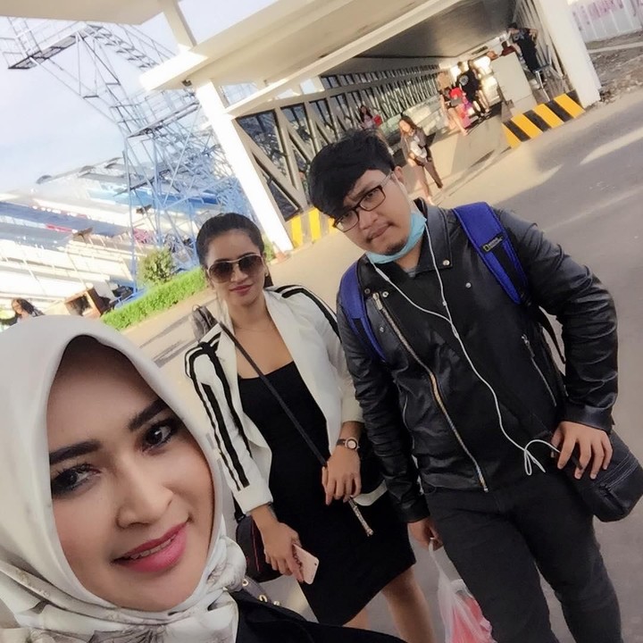 <p>PA terlihat sangat dekat dengan sang ibu, Melly Yunida. Ibu dan anak ini sering travelling bareng. Kali ini mereka ke Yogyakarta. (Foto: Instagram @melly_yunida)</p>