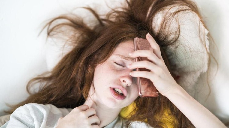 Hati-hati Bunda, jika main handphone sebelum tidur dalam keadaan lampu mati, bisa kena stroke mata.