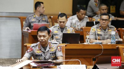 Calon Kapolri Komjen Idham Azis mengikuti uji kepatutan dan kelayakan (fit and proper test) yang digelar Komisi III DPR. Jakarta. Rabu 30 Oktober 2019. Kabareskrim Komjen Idham Azis ditunjuk oleh Presiden Joko Widodo (Jokowi) sebagai calon tunggal Kapolri menggantikan Kapolri Jenderal Polisi Tito Karnavian yang menjadi Menteri Dalam Negeri di kabinet Indonesia Maju. CNN Indonesia/Andry Novelino