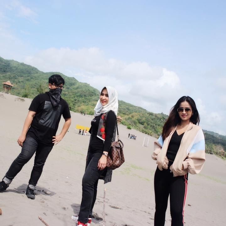 <p>Ke Yogyakarta enggak lengkap rasanya kalau belum mampir ke pantai. Kali ini mereka menghabiskan waktu untuk ke Gumuk Pasir. (Foto: Instagram @melly_yunida)</p>