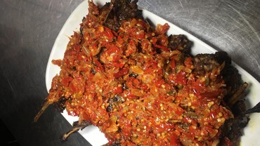 Nikmatnya Nasi Kulit dan Pedasnya Bebek Sambal Mercon