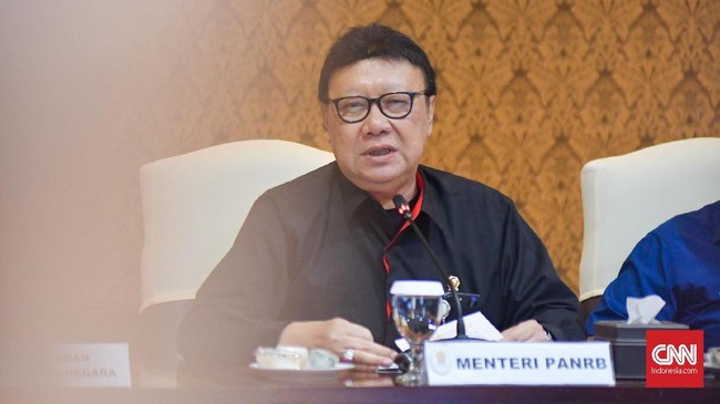 Pemerintah mengklarifikasi opsi lockdown atau menutup seluruh kantor kementerian yang berpusat di Jakarta. Opsi itu urung dibahas di rapat siang ini.