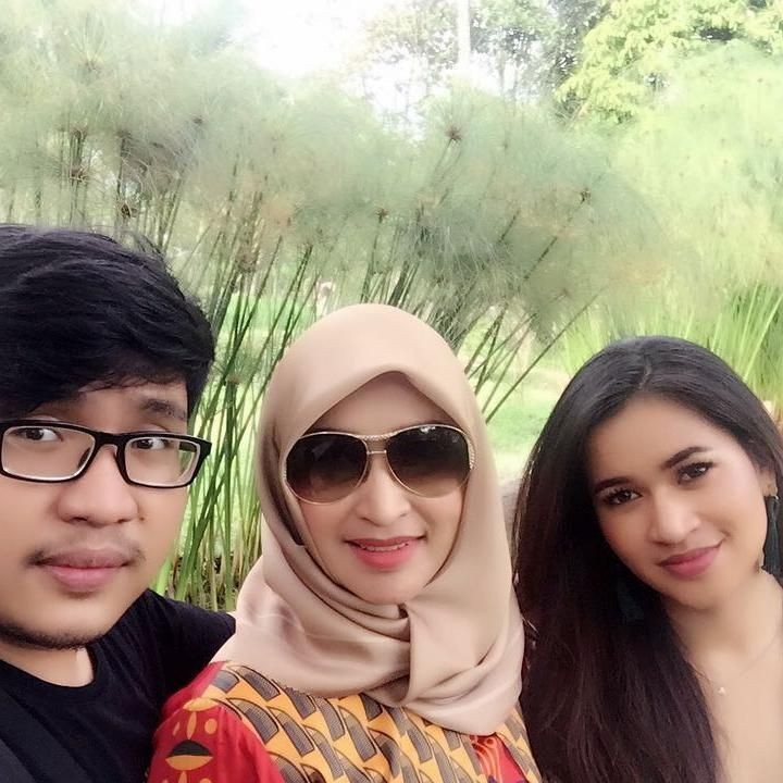 <p>Mengunjungi Kopi Klotok, tempat makan legendaris di daerah mereka menjadi salah satu tujuannya. (Foto: Instagram @melly_yunida)</p>