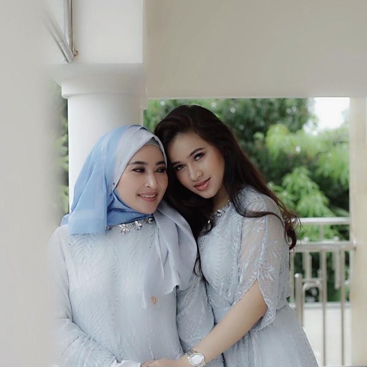 <p> Meski sang anak terseret kasus prostitusi online, tapi kasih sayang Melly untuk PA tak pudar. Bagianya, PA adalah kesayangannya dunia dan akhirat. (Foto: Instagram @melly_yunida)  </p>