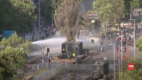 VIDEO: Pedemo Bentrok di Depan Istana Presiden Chile