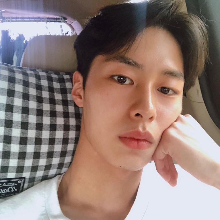 Mengenal aktor muda Korea Lee Jae Wook, pemain drakor Extraordinary You yang sukses mencuri perhatian.
