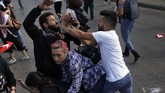 FOTO: Demonstran Libanon Adu Jotos dengan Pendukung Hizbullah Demonstran Libanon merayakan pengunduran diri PM Saad Hariri di jalanan. Namun, mereka diadang oleh pendukung Hizbullah.