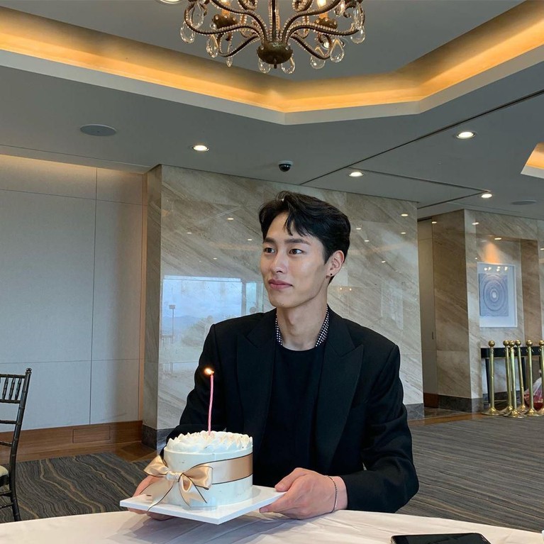 Mengenal Lee Jae Wook, Aktor Tampan Korea yang Bikin Hati Cenat-cenut Mengenal aktor muda Korea Lee Jae Wook, pemain drakor Extraordinary You yang sukses mencuri perhatian.