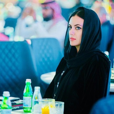 Wanita Arab yang Cuek Saat 'Dekat' dengan V BTS Dipuji Cantik oleh ARMY