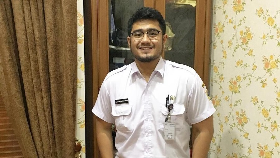 Nausa Carnavian Tiga PNS tampan ini sempat viral di media sosial dan sukses mencuri hati netizen.