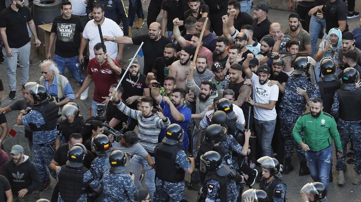 FOTO: Demonstran Libanon Adu Jotos dengan Pendukung Hizbullah