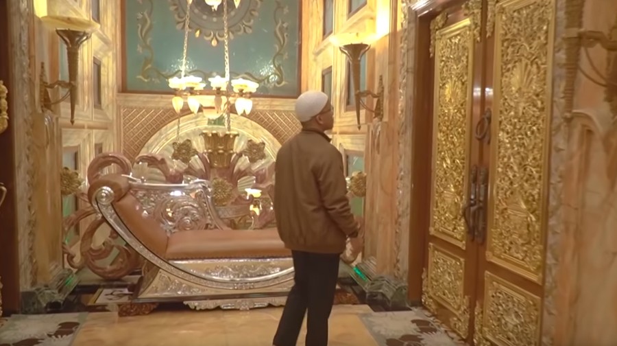Mengintip Isi Rumah Mewah bak Istana yang Sempat Diterjang Tsunami Palu Rumah bak istana yang berada di kota Palu, Sulawesi Tengah.