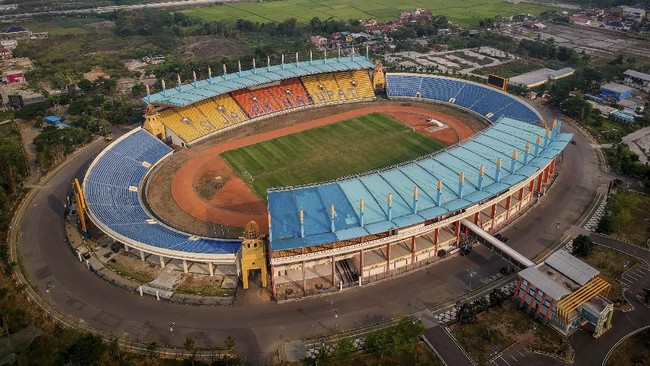 Foto udara Stadion Si Jalak Harupat di Soreang, Kabupaten Bandung, Jawa Barat, Jumat (25/10/2019). Stadion Si Jalak Harupat menjadi salah satu dari 10 stadion yang diajukan   PSSI pada FIFA sebagai penyelenggara Piala Dunia U-20 pada 2021 mendatang. ANTARA FOTO/Raisan Al Farisi/nz