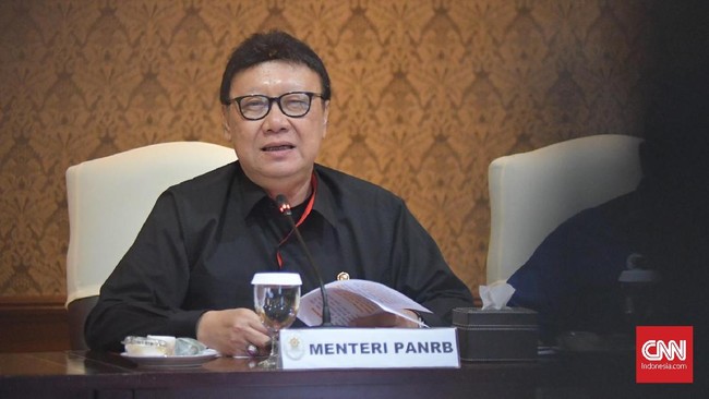 Menpan RB Tjahjo Kumolo menyebut pegawai KPK yang ingin beralih jadi PNS harus mengikuti seleksi lebih dulu, sementara yang tidak mau bisa mengundurkan diri.