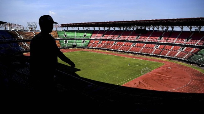 Gubernur Jawa Timur Khofifah Indar Parawansa mengaku siap duduk bersama Wali Kota Surabaya Tri Rismaharini untuk membahas polemik Stadion GBT.