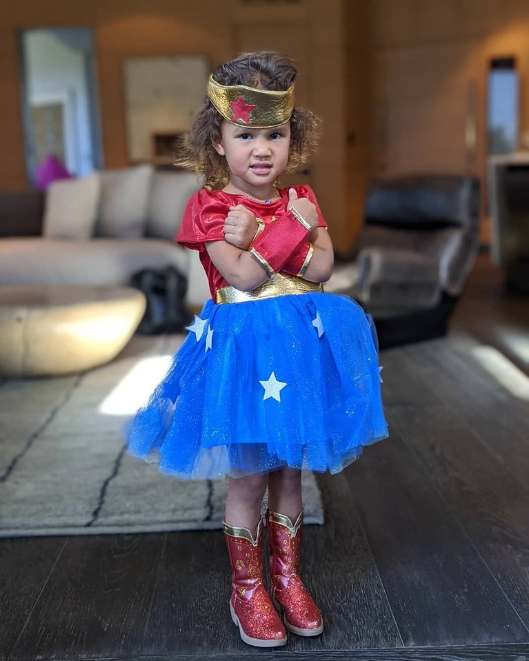 7 Gaya Menggemaskan Anak Seleb Dunia Berkostum Halloween Halloween adalah hari yang dinikmati banyak orang. Bahkan, selebriti dunia membuat putra dan putrinya terlihat lebih menarik dengan mengenakan kostum lucu.